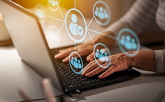 女性創業者如何借助社交媒體與計算機網絡技術實現產品銷售新突破